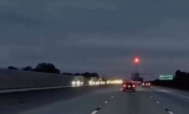 Avioneta aterrizó de emergencia y cayó sobre un carro en autopista de Florida